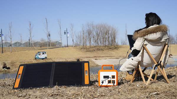 探索户外的无限可能：如何选择太阳能充电板与户外电源